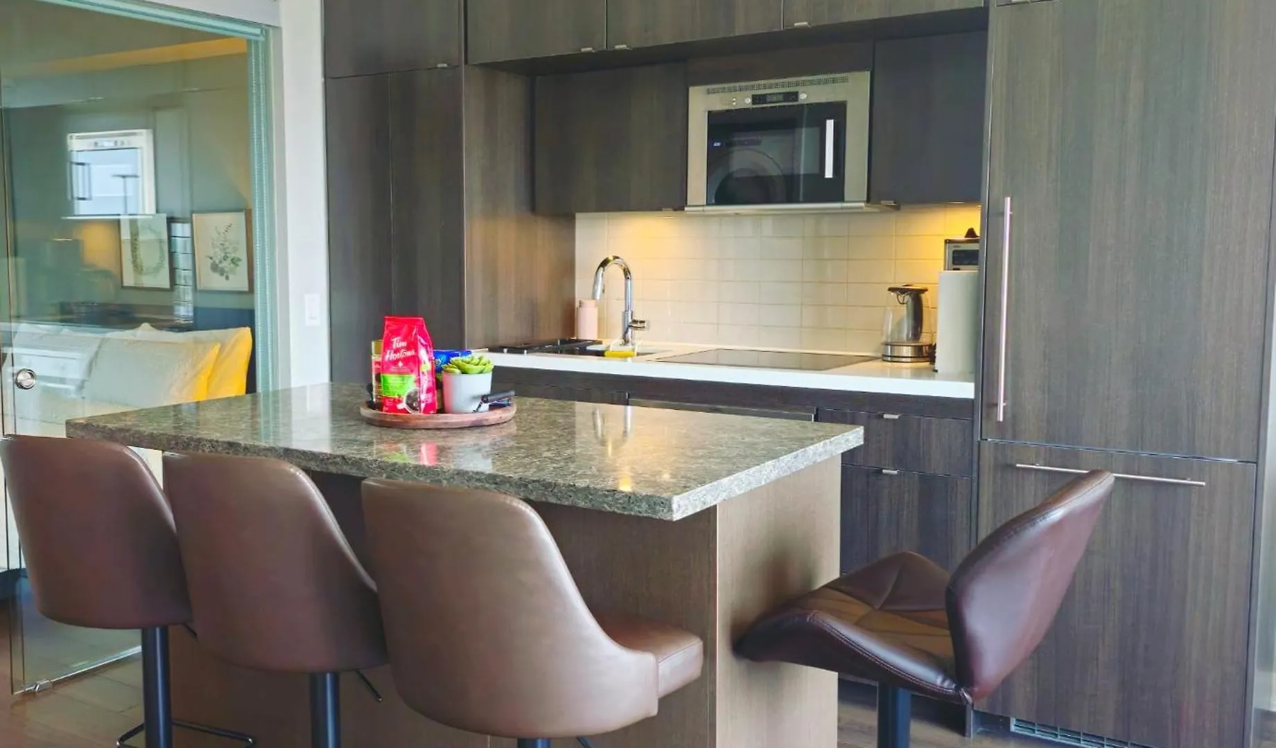 Elegant 2Br & 2Ba Retreat In Prime Yorkville, Downtown Toronto 0*,